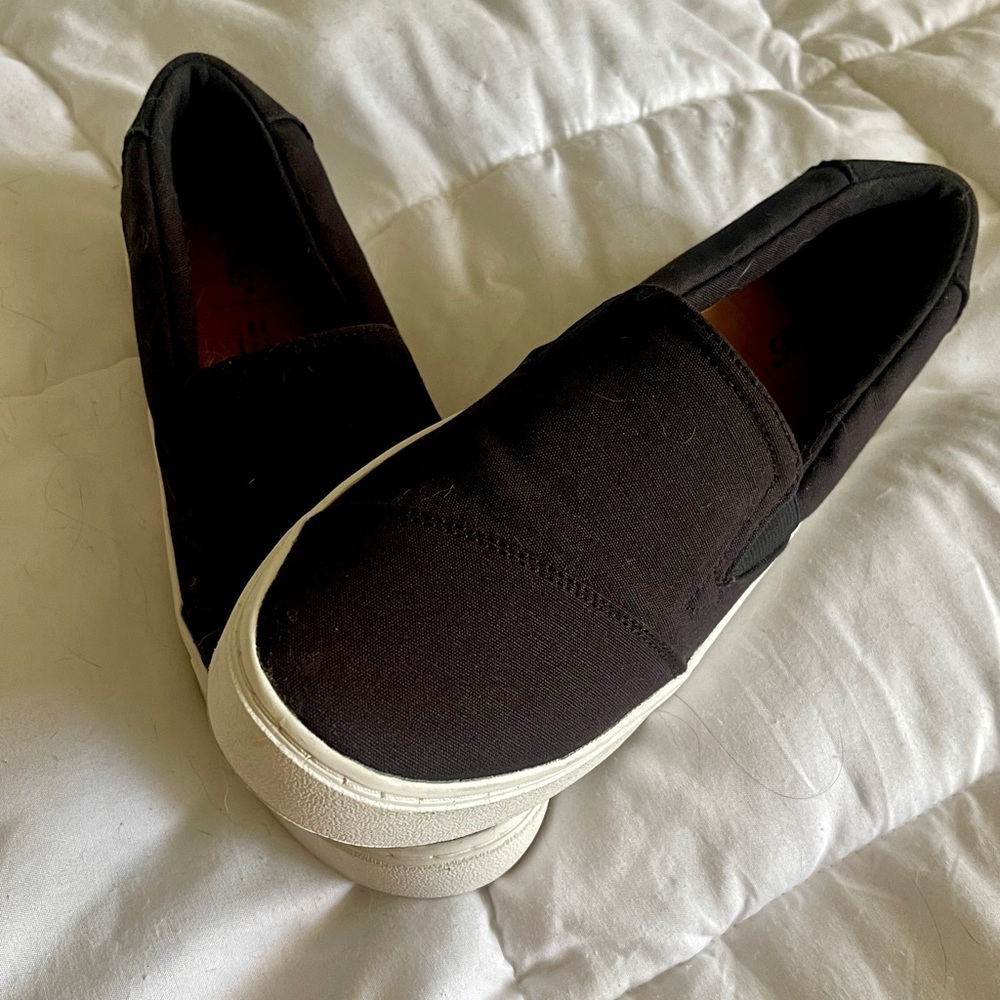 Toms Black Slip on NWT